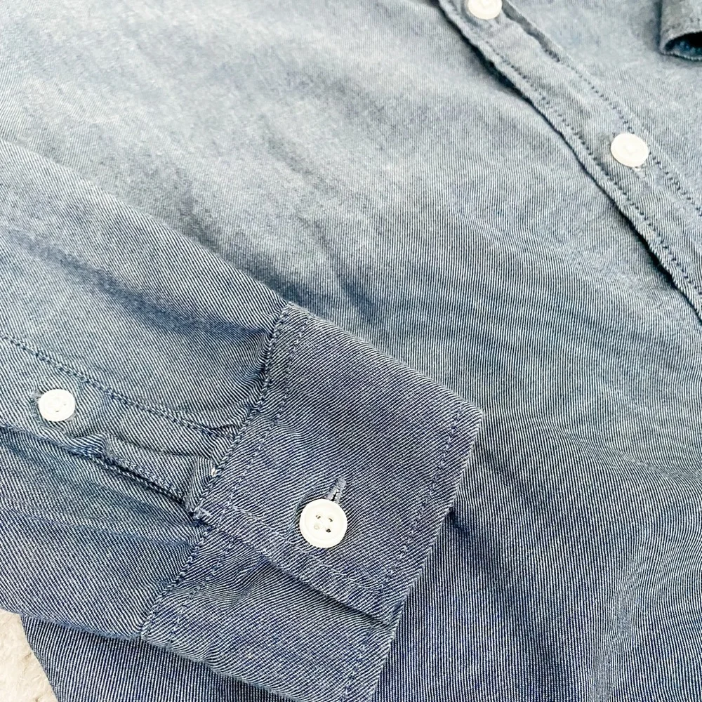 Like New! Abercrombie kids Boys Button Down Chambray Long Sleeve Size 15/16 - Picture 3 of 3